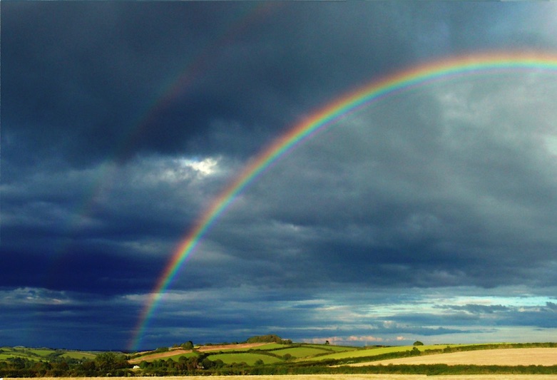 Regenboog met donkere lucht